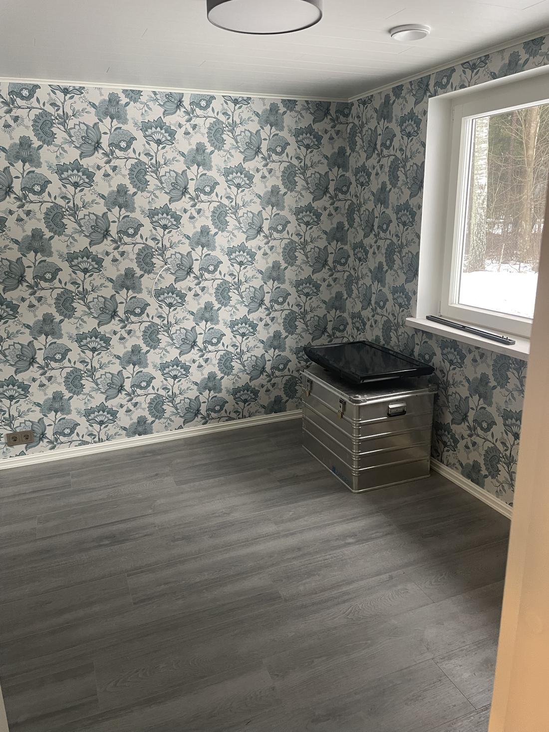 Lillemustriga tapeeditud tuba