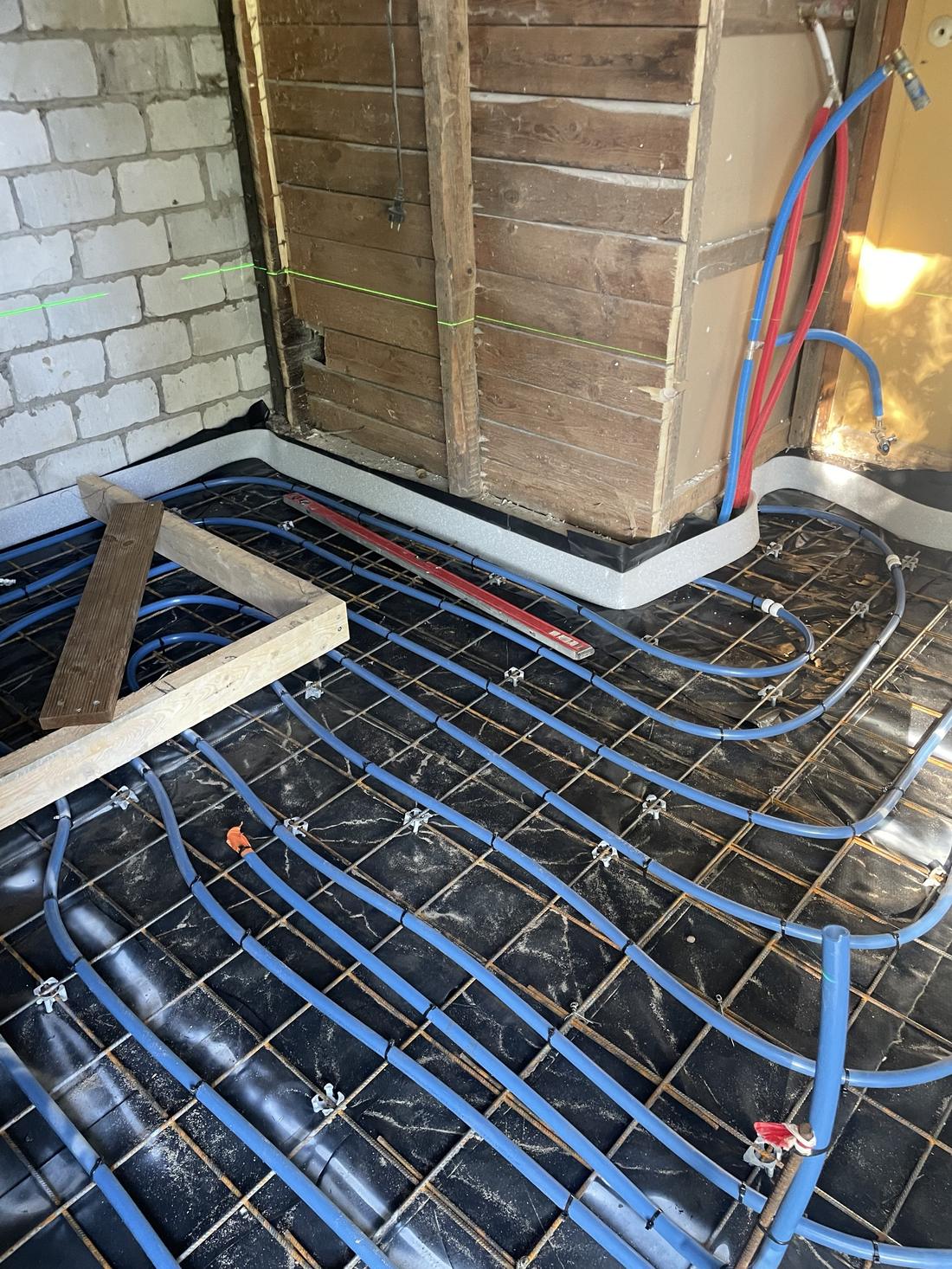 Uus vee-põhine põrandaküte enne valamist